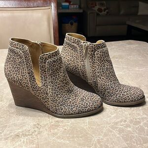 Lucky Brand ankle boots with Cheetah print. Size 8/8.5